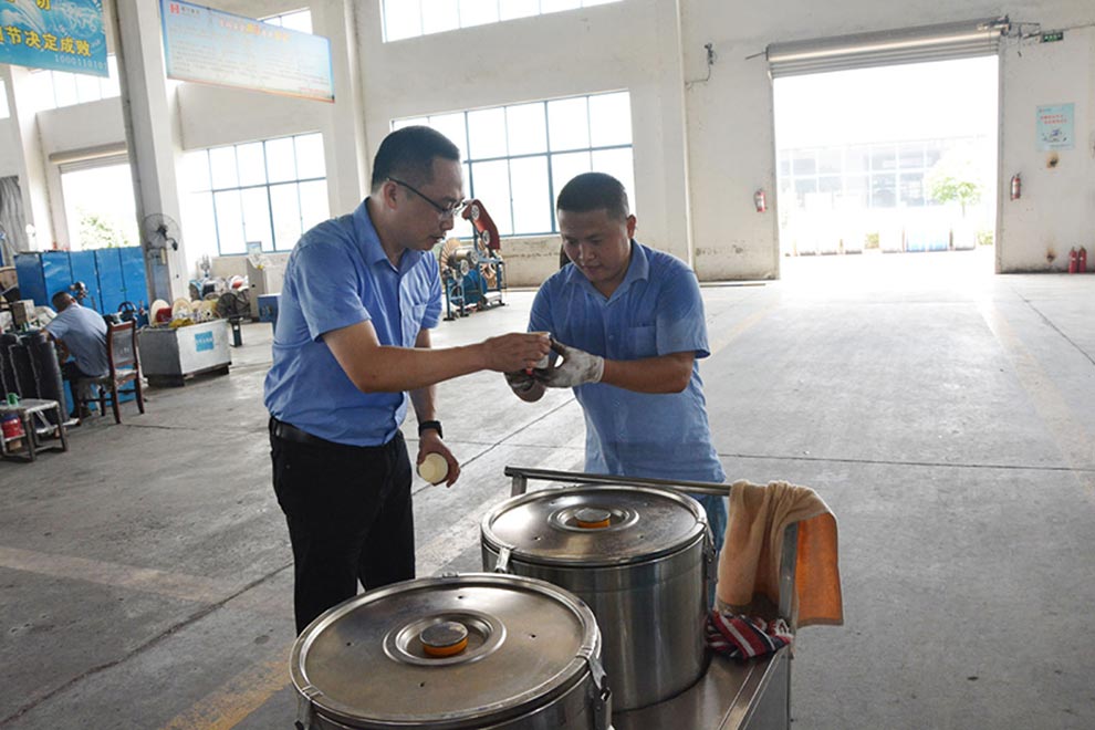 車(chē)間員工喝綠豆湯